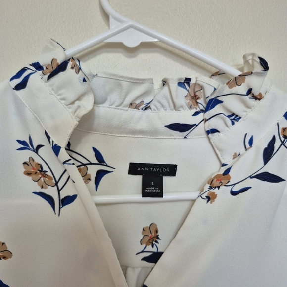 Ann Taylor Women’s Floral Ruffle Cuff Button Blouse – Size S - Picture 3 of 5